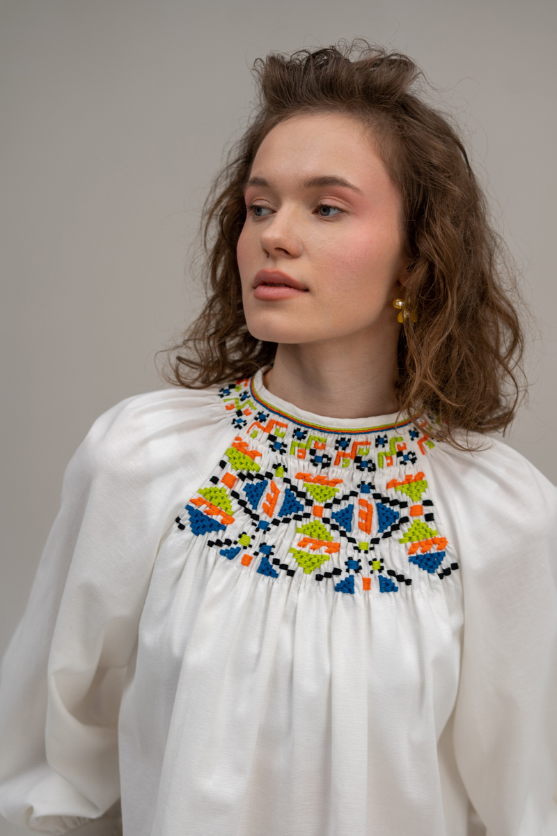 Blouse with geometric embroidery photo 3